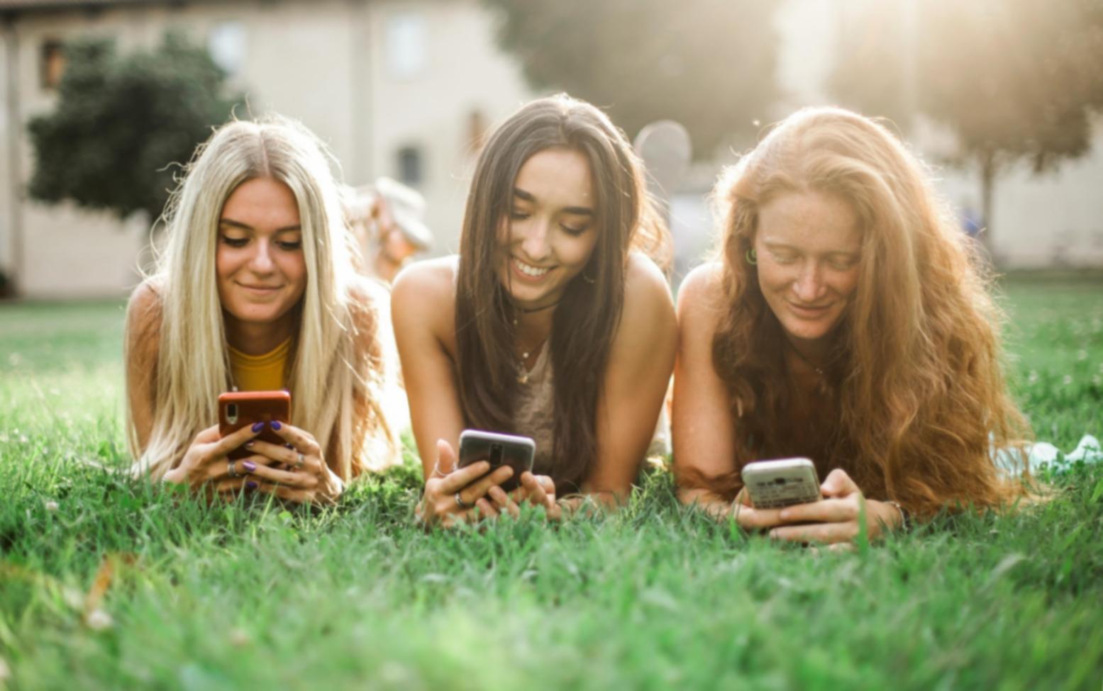Sessione pratica di colorazione con supervisione durante il corso